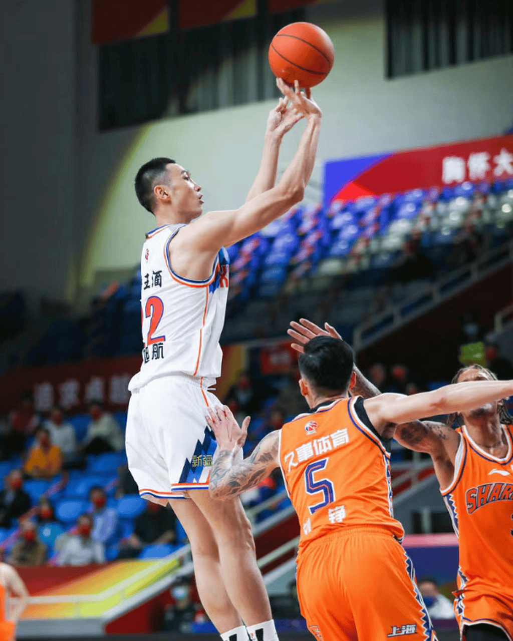 关于加时末段费城76人调整名单以备CBA常规赛，造点机会环节打磨，媒体盛赞，阵容厚度经受考验的信息