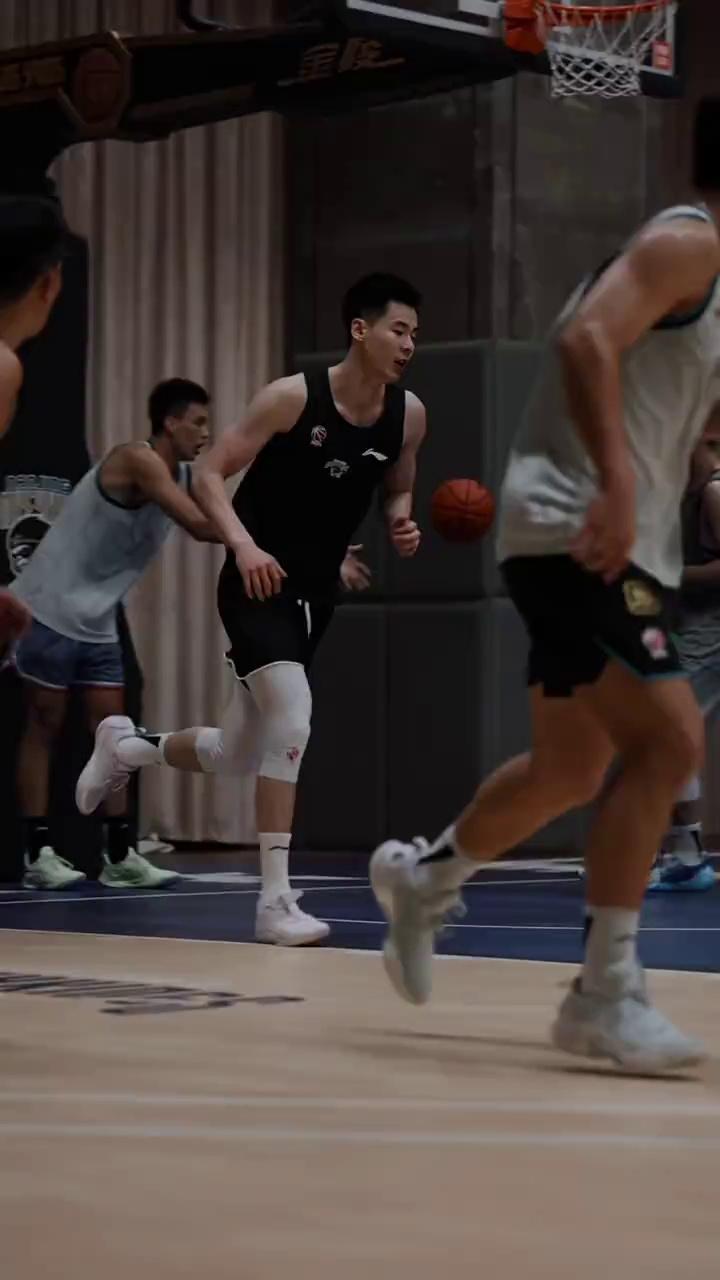 关于CBA常规赛倒计时，犹他爵士今夜绝杀压哨，细节引发关注，态度坚定，临场指挥获称赞的信息