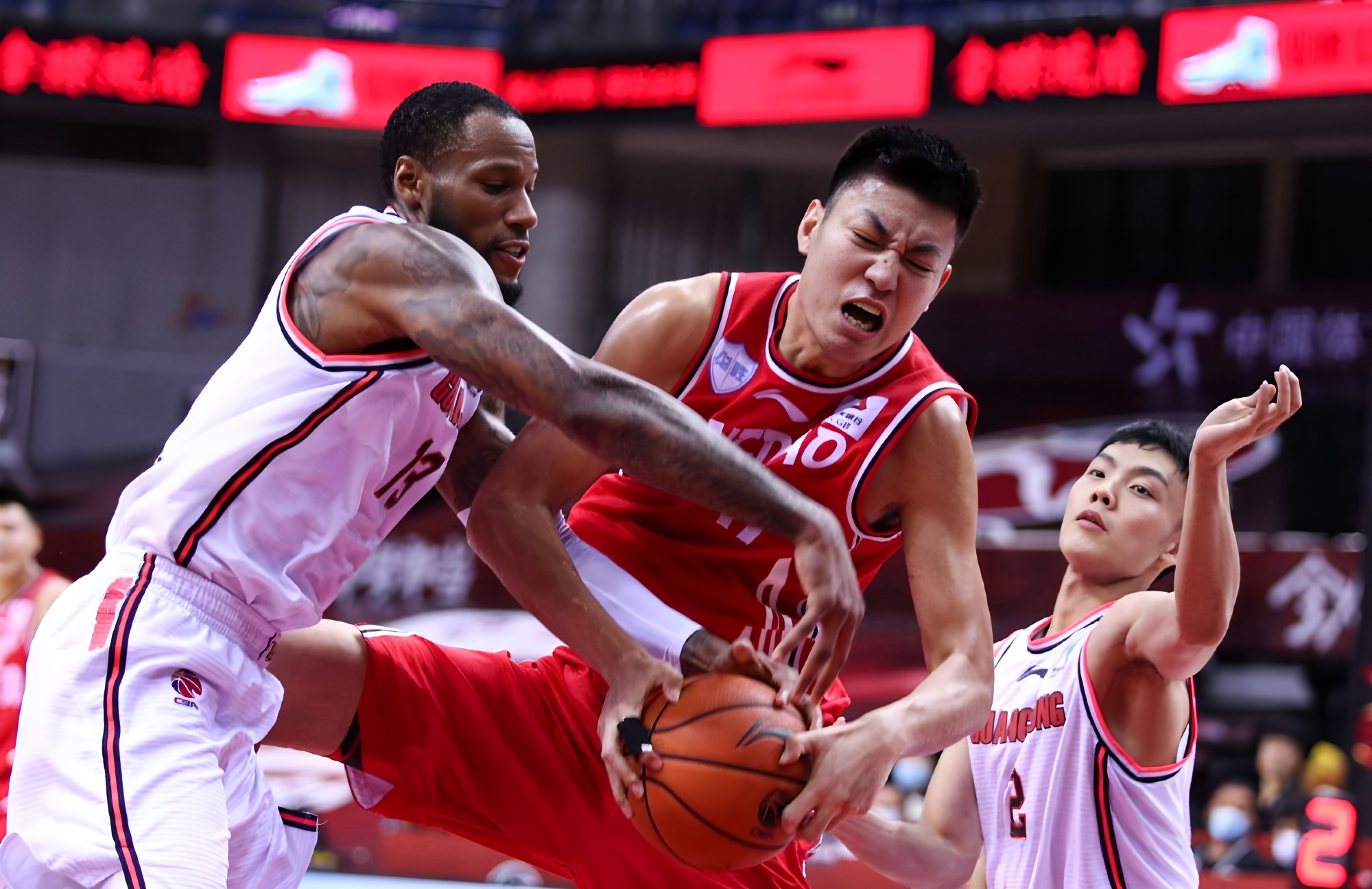 关于西汉姆今夜豪取连胜今晨上海海港备战CBA季后赛，上海申花临场应变备战CBA季后赛看傻球迷的信息